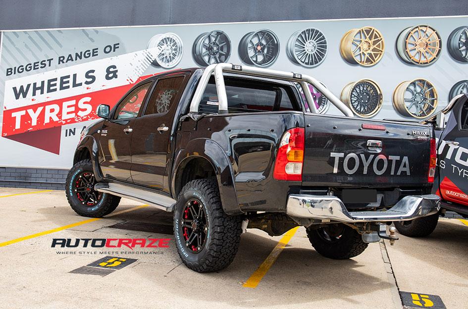 TOYOTA HILUX N70 4WD T01 SATIN BLACK WITH RED INSERTS